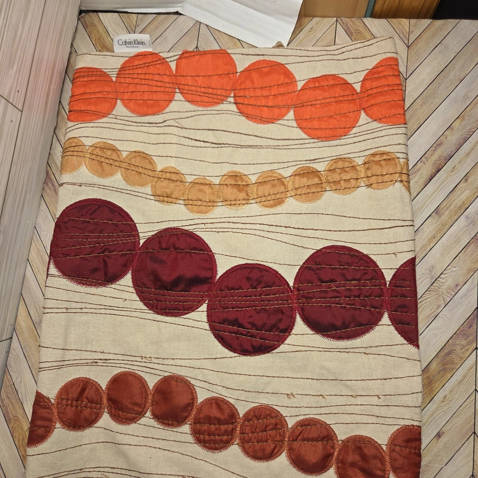 Funda Almohada Mueble Calvin Klein Bleeker Años 70 Retro Puesta de Sol Rojo Naranja Punto Dorado Foto 2 de 4