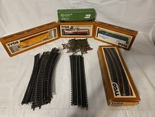 4 Vintage Tyco HO Scale Train Cars And 30 Pieces Of Track And Some Bridge Pieces
