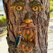 Tree Face Decor Outdoor Bird Feeder Acorns Old Man Garden Hugger Decoration