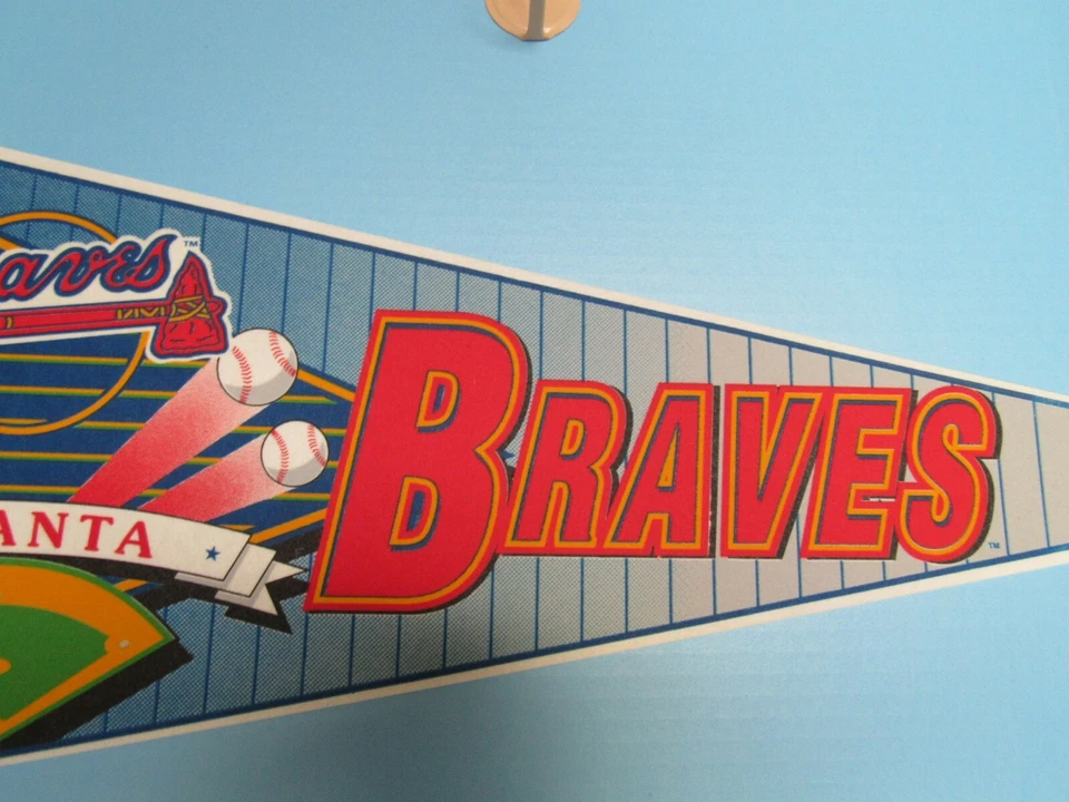 ATLANTA BRAVES FULL SIZE PENNANT FLAG & 3 1/2" D PINBACK / BUTTON EXCELLENT COND - Image 4 of 4