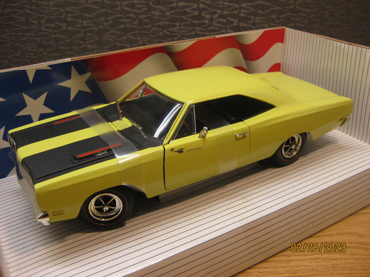 1/18 1969 PLYMOUTH ROADRUNNER IN YELLOW BY ERTL / AMERICAN 1/18 1969 PLYMOUTH ROADRUNNER IN YELLOW BY ERTL / AMERICAN