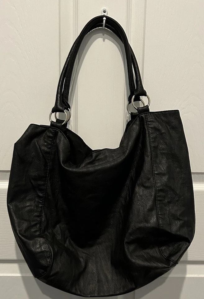 Cartera HOBO BUCKET RUE21 de cuero sintético con herrajes plateados tachonados. Foto 3 de 4