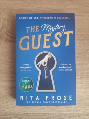 Nita Prose THE MAID The Mystery Guest  NEU Crime Novel Englischer Krimi  Band 2