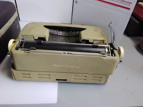 Vintage Smith Corona Silent Super Portable Typewriter in Case Gray/Green - Picture 8 of 10
