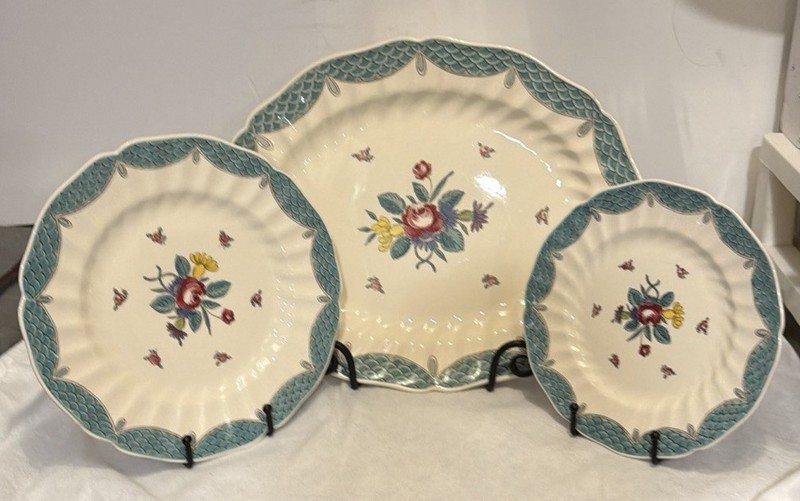 ROYAL DOULTON Eng Lot Of 8 PCs Lowestoft Bouquet, 4 Sm & 3 Lg Plates & 1 Serving