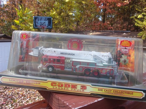 Code 3 Mississauga, Canada Fire Department Aerial Truck 101 - #12915 - Bild 2 von 11