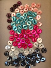 Lotto circa 90 bottoni madreperla, 2 fori, 6 colori