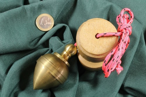 Plomada con nuez actual. Plumb bob with actual nut. Bronze and wood. - Imagen 3 de 7