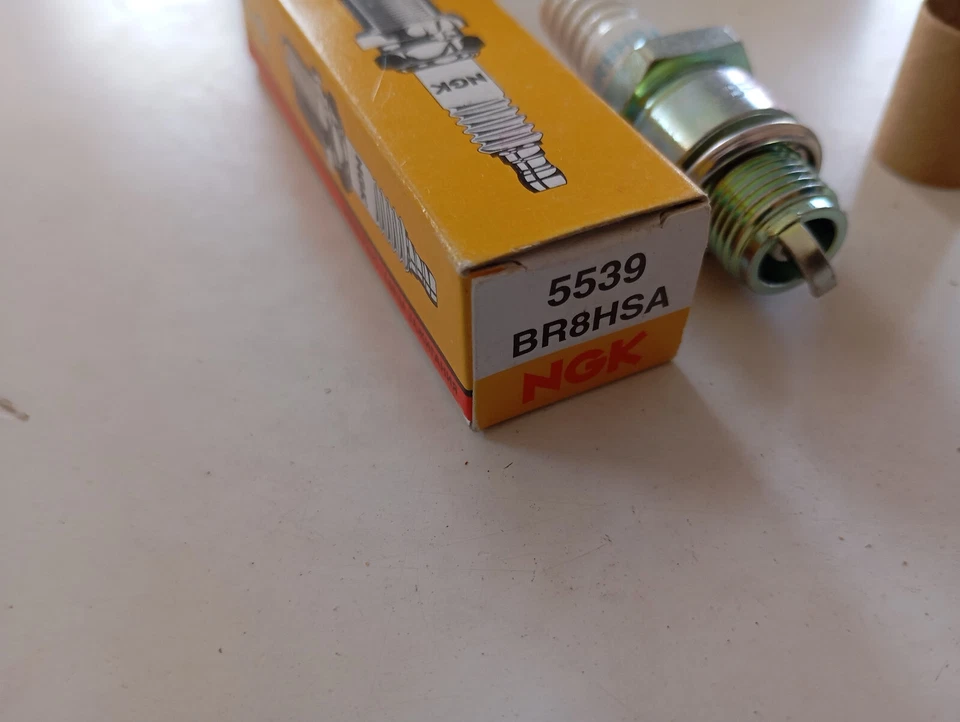 Bougie NGK BR8HSA kymco Hyosung Sym Daelim Benelli - Photo 3/3