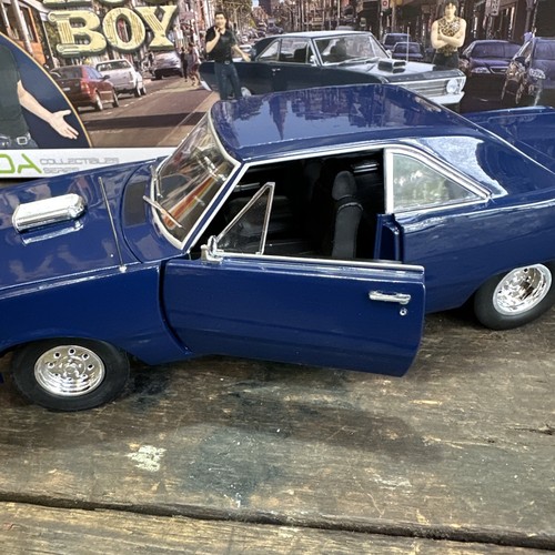 The Wog Boy 1969 Chrysler Valiant VF 1:18 Diecast DDA + 2 Figures - Picture 6 of 13