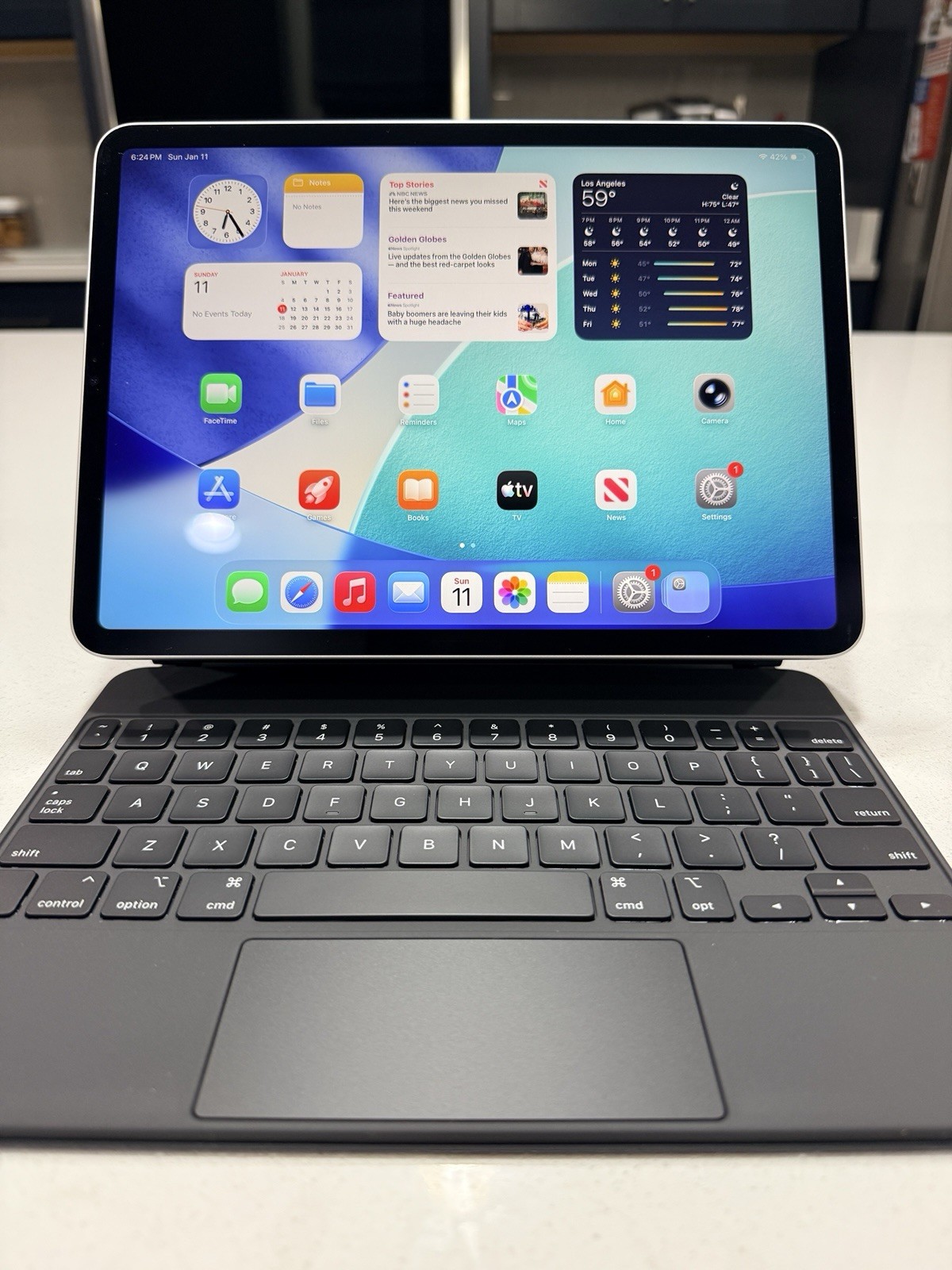 iPad Pro 11 4th Gen 256gb WiFi + Magic Keyboard (New) Space Grey MSRP $1,299-image
