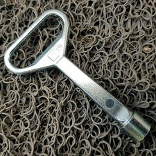 10 Stk. 8mm Dreikantschlüssel Flaschenöffner Containerschlüssel BW Innendreikant