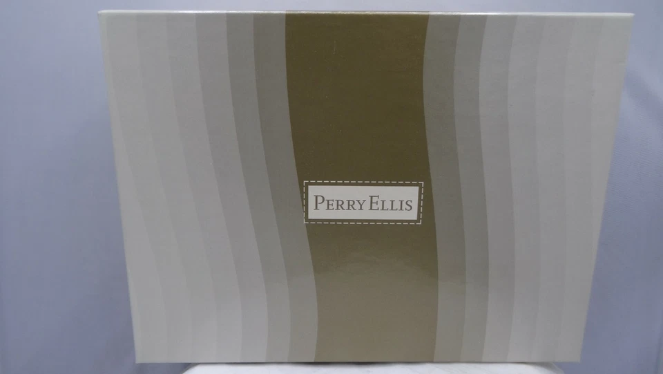 Perry Ellis para Mujer - Juego de Regalo de 3 Piezas 3.4oz EDP Spray - Loción Corporal - Gel de Ducha Foto 2 de 4