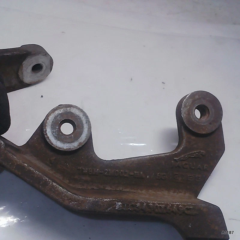 Оригинальные кронштейны для крепления заднего суппорта дисковых тормозов Jaguar XK XKR XKR-S 2007-2015 годов выпуска L&R - Изображение 4 из 4
