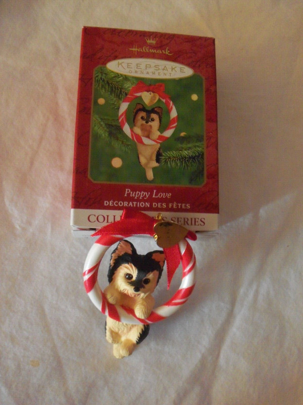 2000 HALLMARK ORNAMENT PUPPY LOVE DOG HANGING IN ROUND WREATH 10TH IN SERIES