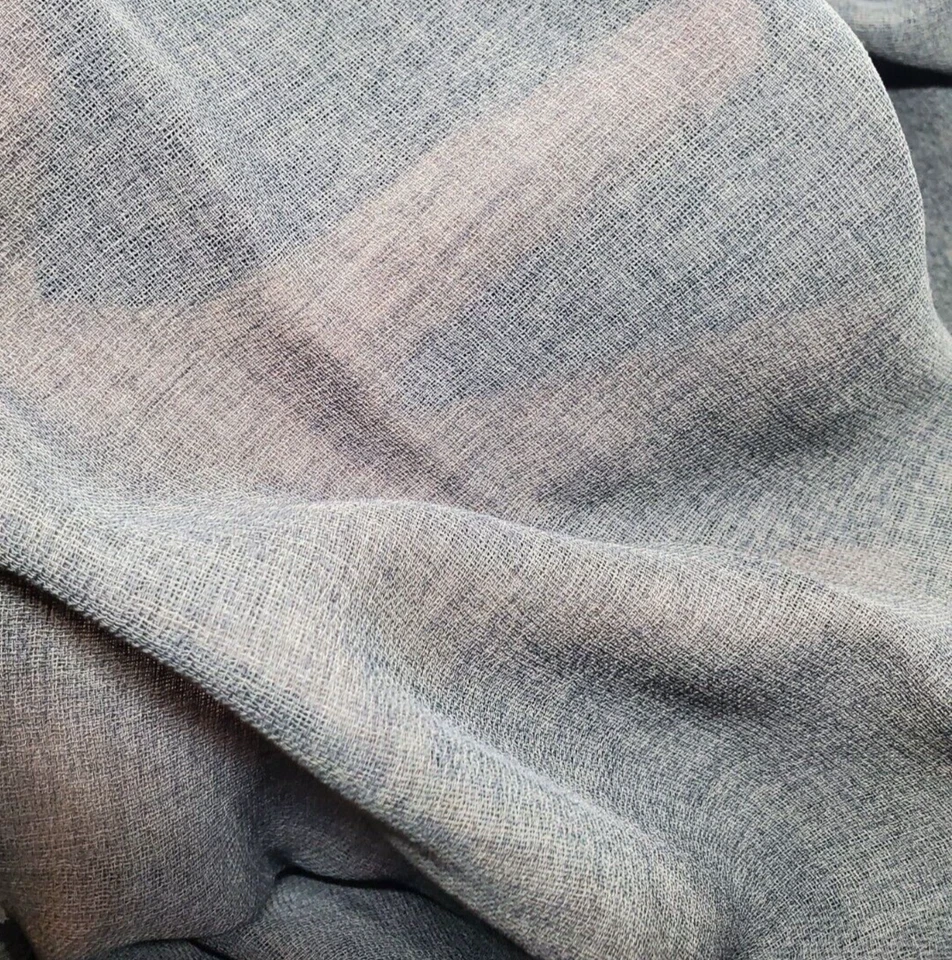 Gray Shot Crepe 5 yardas x 44" Poli Transparente Gris y Negro Tiro De Colección Nuevo/Sin Cortar Cortina Foto 3 de 3