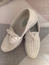 Greenz Ladies White bowling shoe size 4  VGC