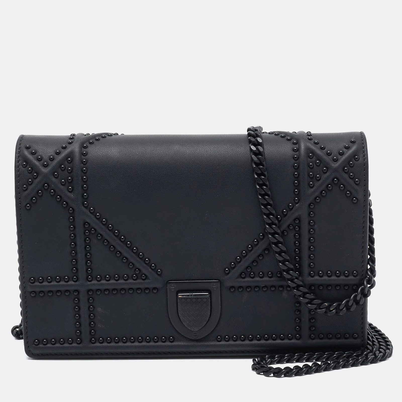 Portefeuille sur chaîne diorama clouté en cuir noir mat Dior