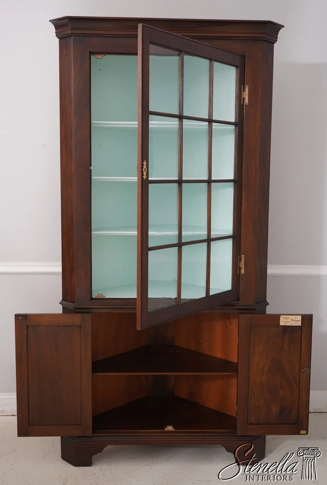 66203: Gabinete de esquina de caoba HENKEL HARRIS Virginia Galleries Foto 3 de 4