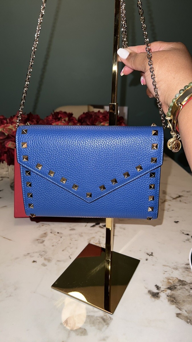【VALENTINO】 ROCKSTUD CHAIN WALLET Rockstud leather wallet on chain in black - Valentino