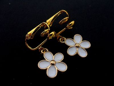 EIN PAAR NIEDLICHE KLEINE GOLDFARBENE WEISSE EMAILLE BLUME CLIP-ON-OHRRINGE. NEU.