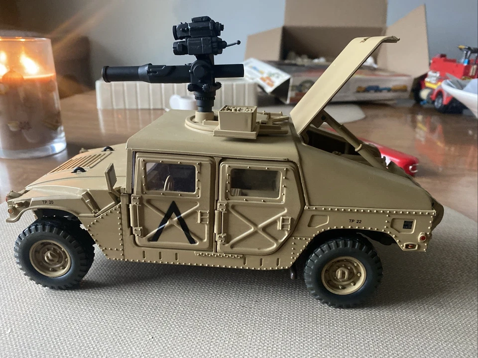 Редкие игрушки 21-го века 1:18 желтовато-коричневый пустынный бронированный Humvee HMMWV с пусковой установкой TOW - Изображение 2 из 2