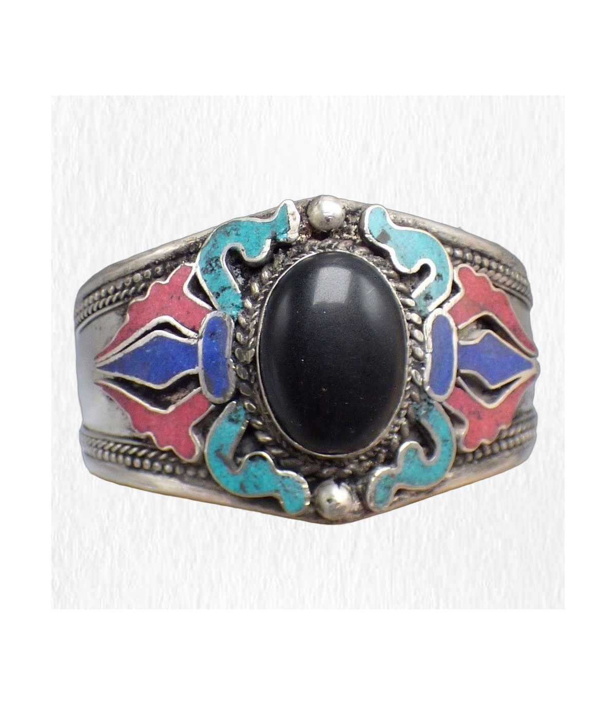 Gros bracelet tibétain avec onyx noir et détails ciselés en métal patiné ref7588