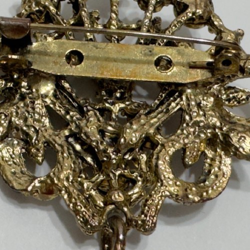 Vintage Aged Brass Gold Tone Black Stone Pearl Dangle Brooch Pin Mourning - Picture 8 of 10