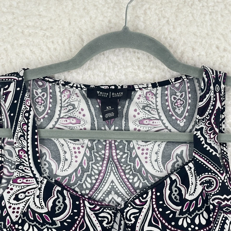 Camiseta sin mangas con estampado de cachemira negra White House Black Market para mujer con volantes talla XS Foto 3 de 4