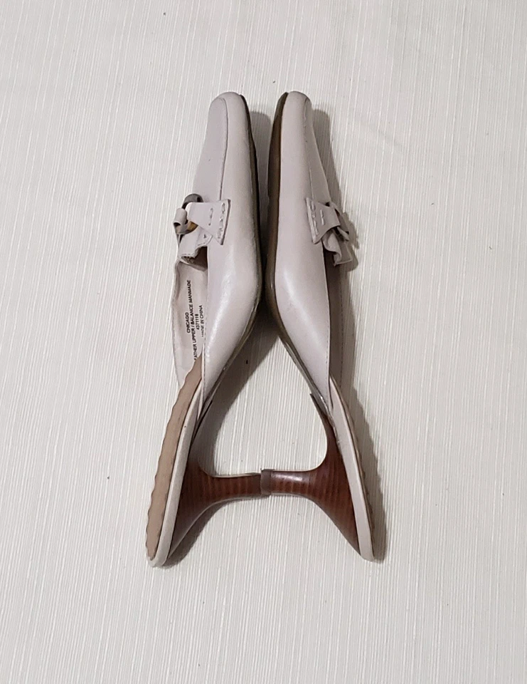 Chinelos femininos Lizclairborne Flex com dedos fechados bronzeado tamanho 8M - Imagem 2 de 4