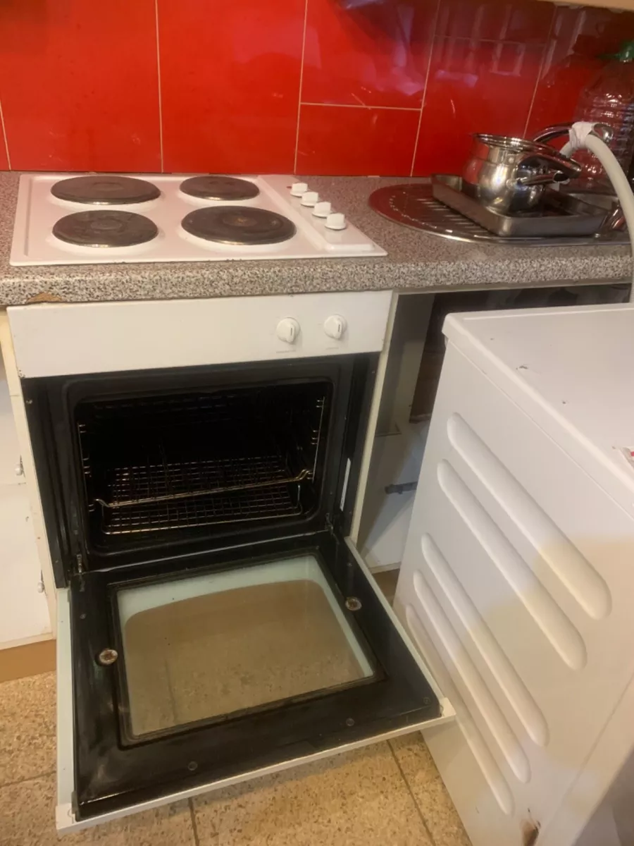 Second hand functional built in electric oven and hob B Q