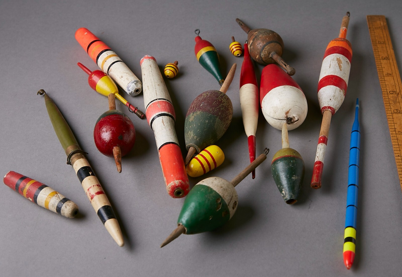 VINTAGE LOT OF 18 FISHING BOBBERS ANTIQUE TACKLE FISHING LURE FLOATS