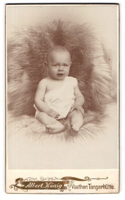 Photograph Albert König, Vaethen-Tangierhütte, sweet toddler in shirt sitting on 