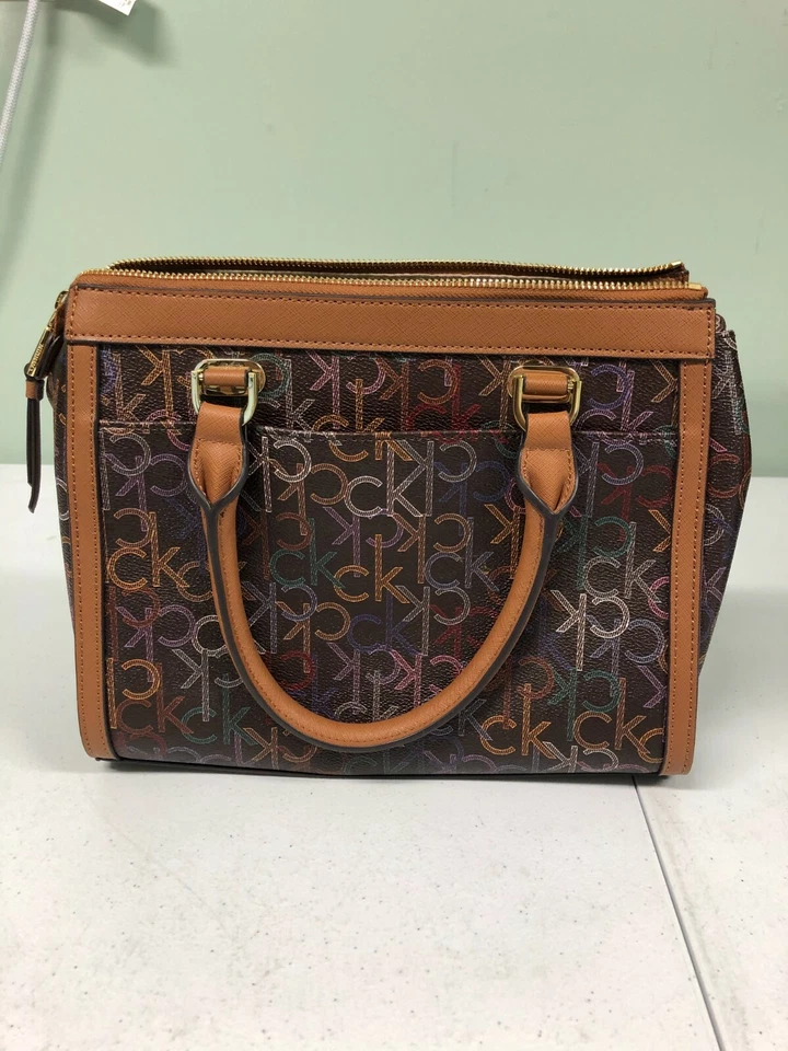 Bolso de Mano Calvin Klein Janae Firma Organizacional Logotipos Coloridos/Marrón Foto 2 de 4