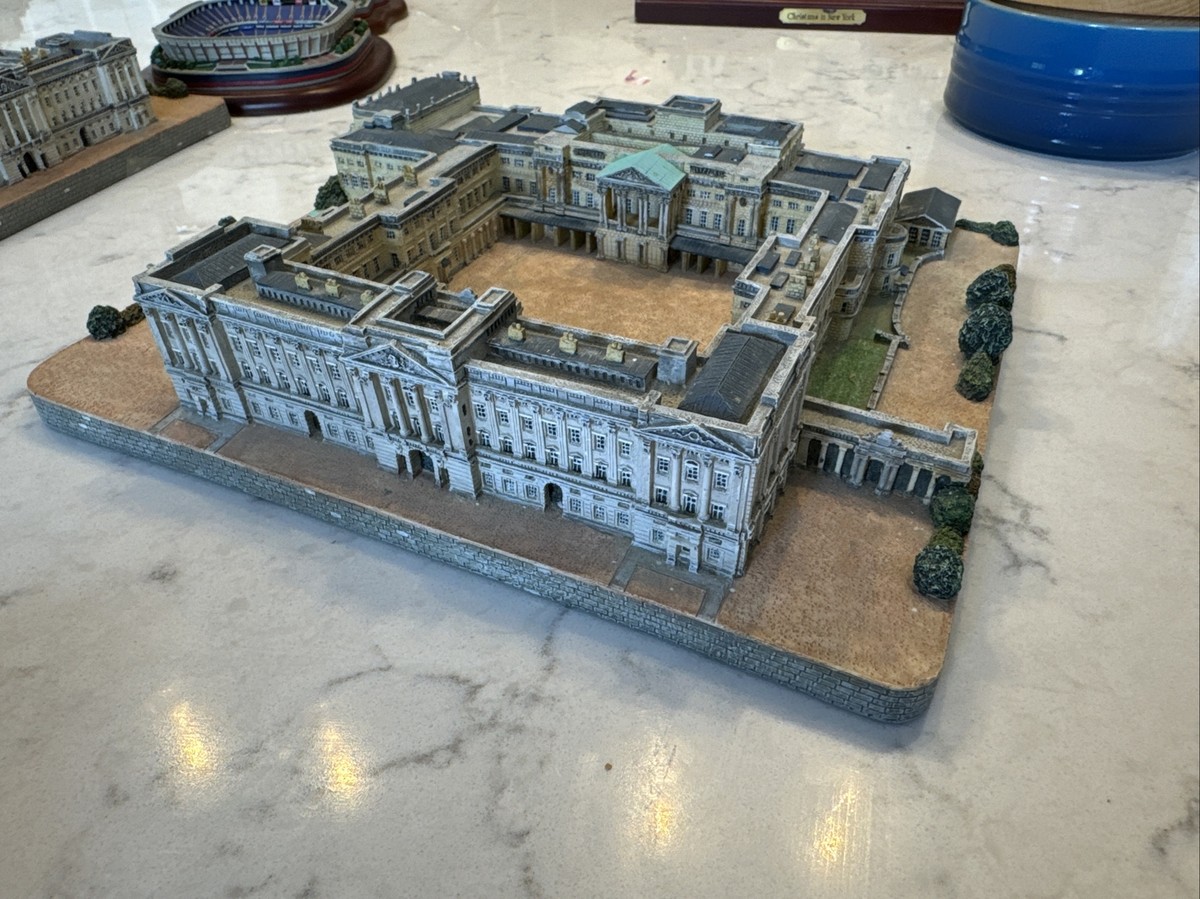 Danbury Mint - Buckingham Palace - Castles Of The British