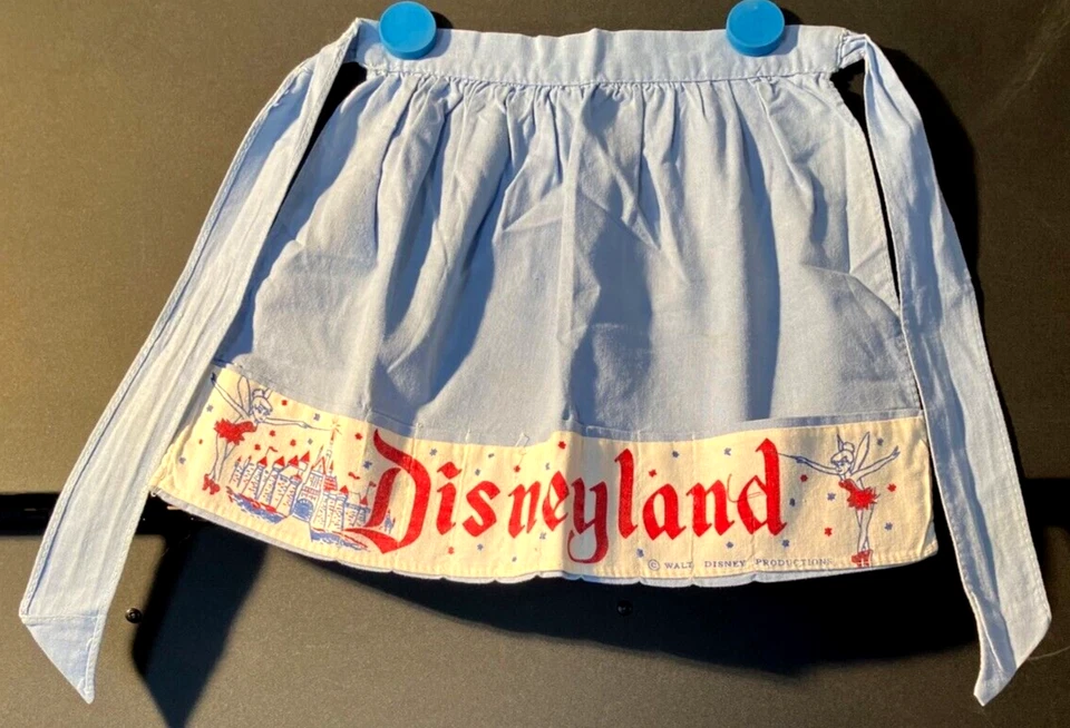 Delantal infantil de recuerdo del parque "Disneyland" de principios de 1960 con Campanilla y Castillo Foto 2 de 4