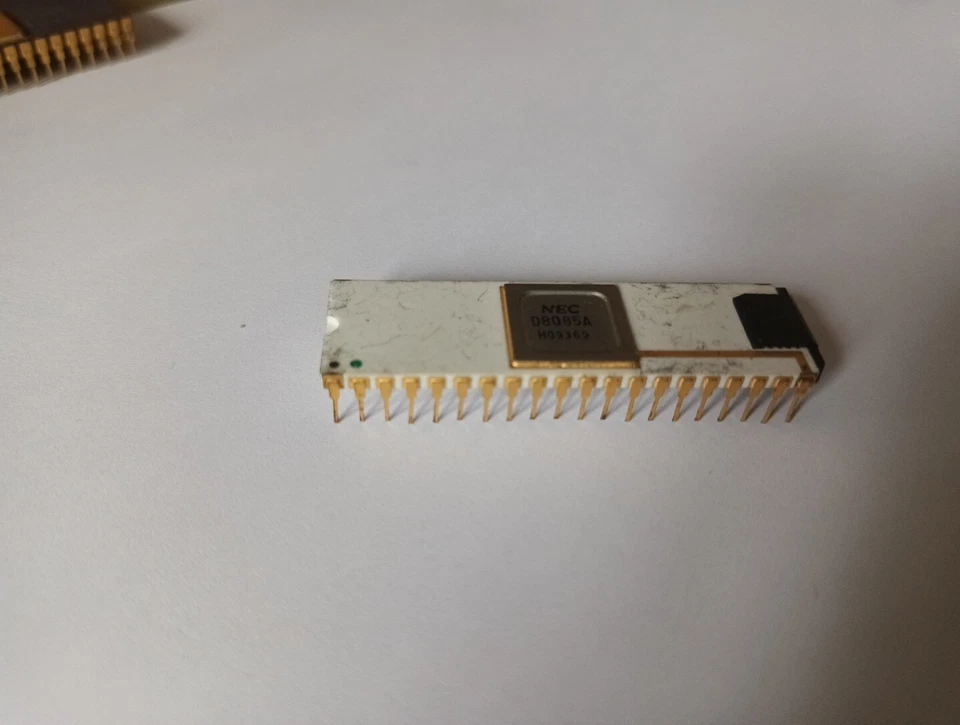 NEC D8085A white ceramic and gold 8085 vintage CPU GOLD - Image 4 of 4