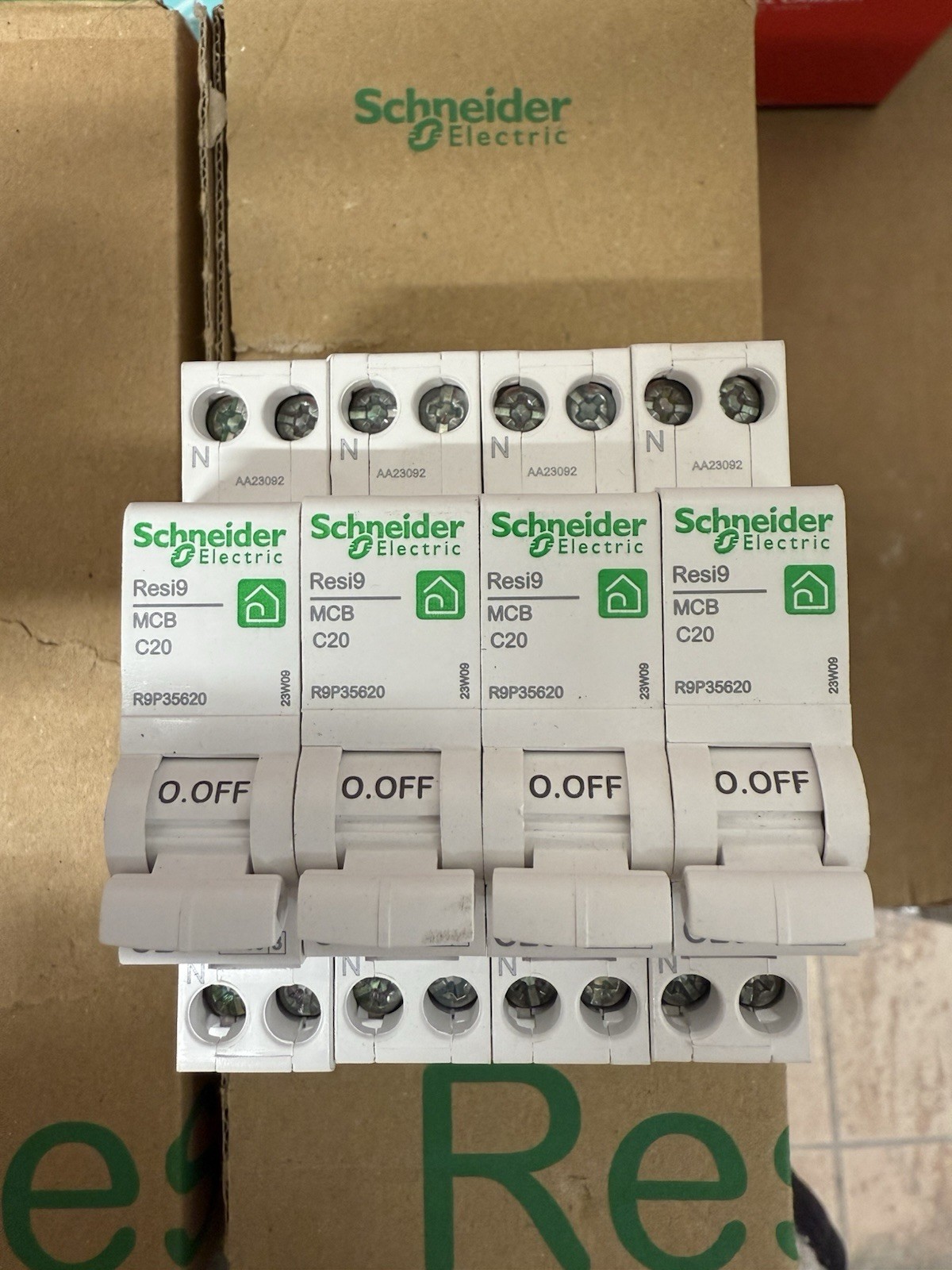 Interruttore magnetotermico Schneider Electric 1P+N 20A 230V - R9P35620