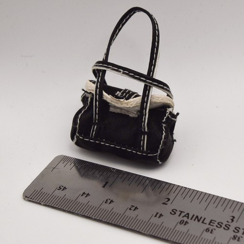 Cartera Muñeca Mary-Kate & Ashley con 2 Accesorios Pasaporte - Bolso de Mano Negro Blanco - Imagen 5 de 5