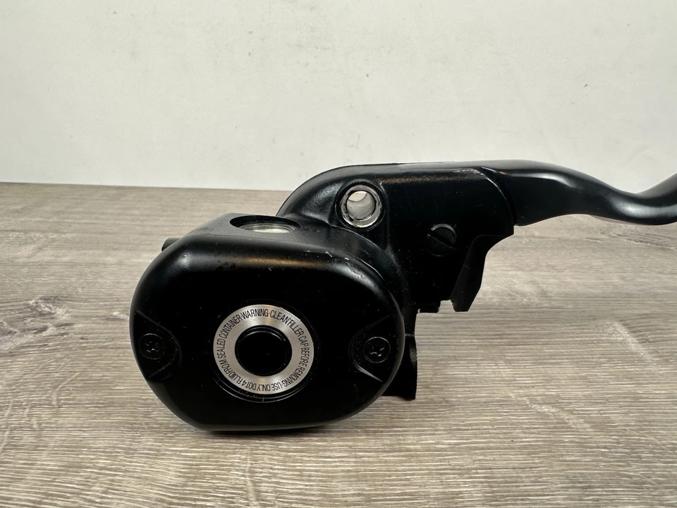Reservatório de cilindro mestre de freio dianteiro preto Harley Davidson Sportster 1200 e 883 - Imagem 2 de 4