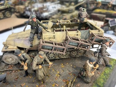 WW 2 German Sd.Kfz.251 1/2 Track built painted diorama W/ figures 