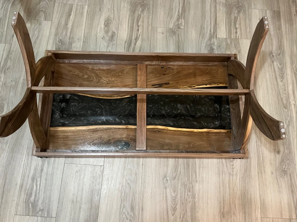 Mesa de centro hecha a mano Live Edge Waknut con río epoxi negro y plateado  Foto 3 de 4