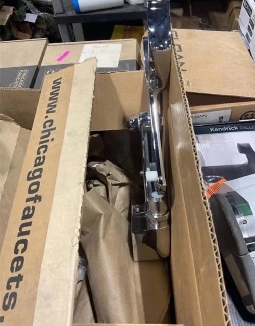 Válvula remota operada por rodilla Chicago Faucets serie 745 Foto 2 de 3