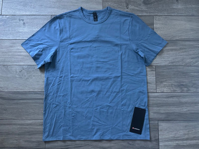 LULULEMON MENS ORGANIC COTTON CLASSIC FIT T-SHIRT, WASHED DENIM BLUE, NWT
