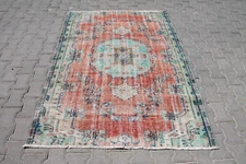 4x6 ft Handwoven Red and Green Rug - Vintage Anatolian Wool for Rustic Bedroom