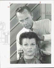 1984 Press Photo Paul Mitchell, hair stylist, demonstrates how to use mousse.
