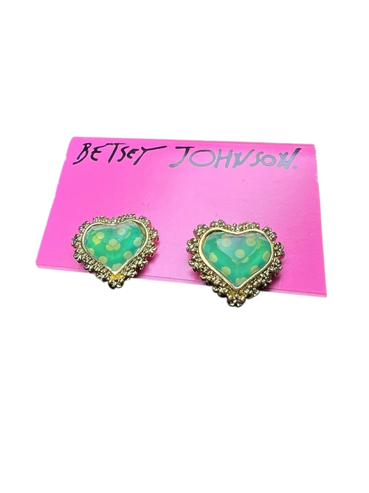 Pendientes de lunares Betsey Johnson con corazón de cristal verde afortunado con lunares Foto 3 de 3