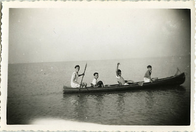 OLD PHOTO - VINTAGE SNAPSHOT - BOAT CANOE ROWING FUNNY CAT - BOAT KAYAK