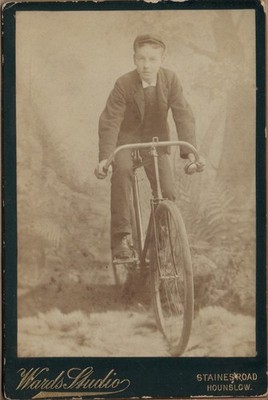 HOUNSLOW SCHRANK KARTE MANN AUF FAHRRAD FAHRRAD MESSINGKLINGEL VIKTORIANISCH ANTIK FOTO