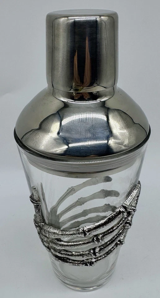 Coctelera Pottery Barn Skeleton Hands tono plateado metal vidrio nueva con etiquetas en muy buena condición Foto 4 de 4